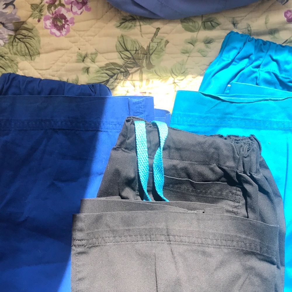 Grey’s anatomy scrub pants.